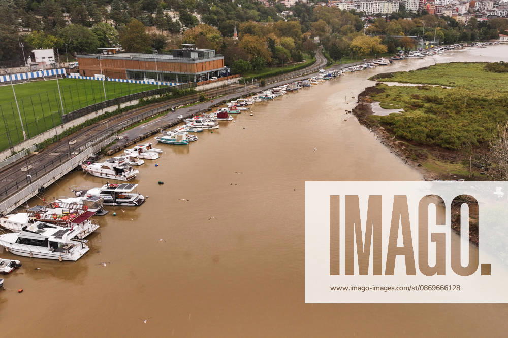 Heavy rain turns Istanbul’s coastal waters brown ISTANBUL, TURKIYE - OCTOBER 16: An aerial view of the brown-colored waters along parts of the Bosphorus and the Golden Horn in Istanbul, Turkiye, following heavy rainfall, on October 16, 2026. Hakan Akgun Anadolu Istanbul Turkey. Editorial use only. Please get in touch for any other usage.