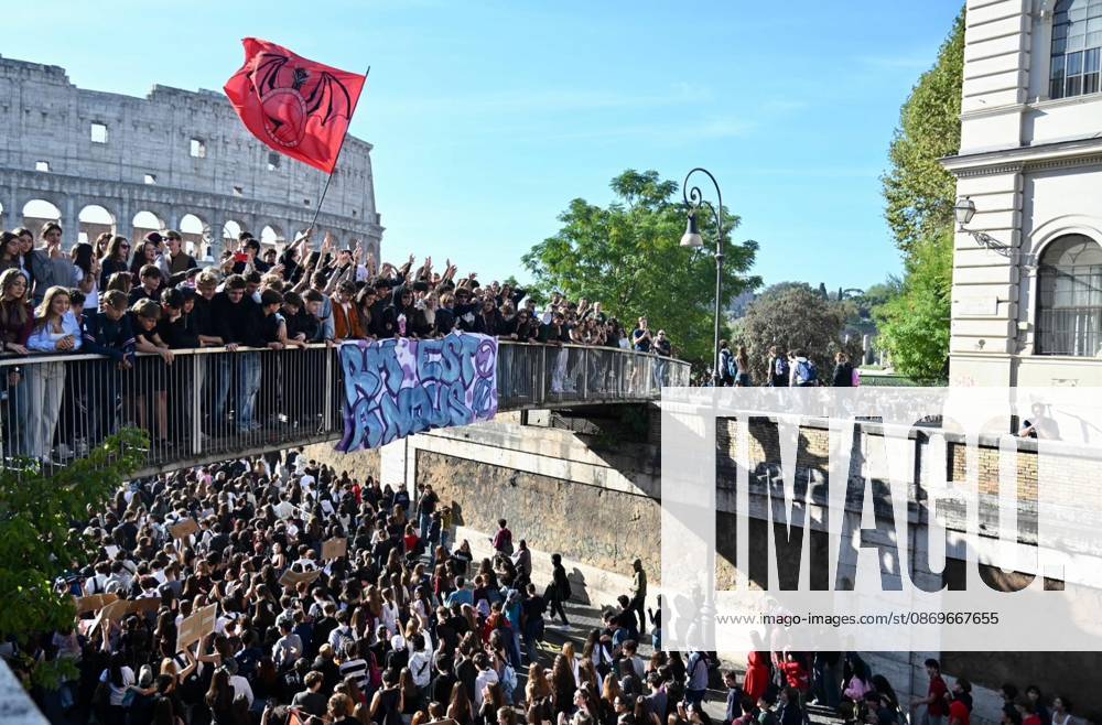 Il corteo degli studenti in centro a Roma, arriva la Colosseo e punta a raggiungere la sede del ministero dell Istruzione a viale Trastevere, 16 ottobre 2026 +++ATTENZIONE: NELLA FOTO Pmvapxlovkbmfvtspf3.jpgEBBERO ESSERE RITRATTI DEI MINORENNI. L ANSA METTE A DISPOSIZIONE DEI PROPRI ABBONATI QUESTA IMMAGINE, LASCIANDO LORO LA DECISIONE SULL OPPORTUNITA DI PUBBLICARLA+++ Gli studenti scandiscono cori antifascisti, ma anche slogan contro il Pd e la Cgil. Uno striscione dÃ appuntamento al 30 ottobre per lo sciopero generale. ANSA --- A student march in the center of Rome reaches the Colosseum, heading toward the Ministry of Education headquarters on Viale Trastevere, October 16, 2026. The students are chanting ant - ZUMAa110 20261016_zaf_a110_004