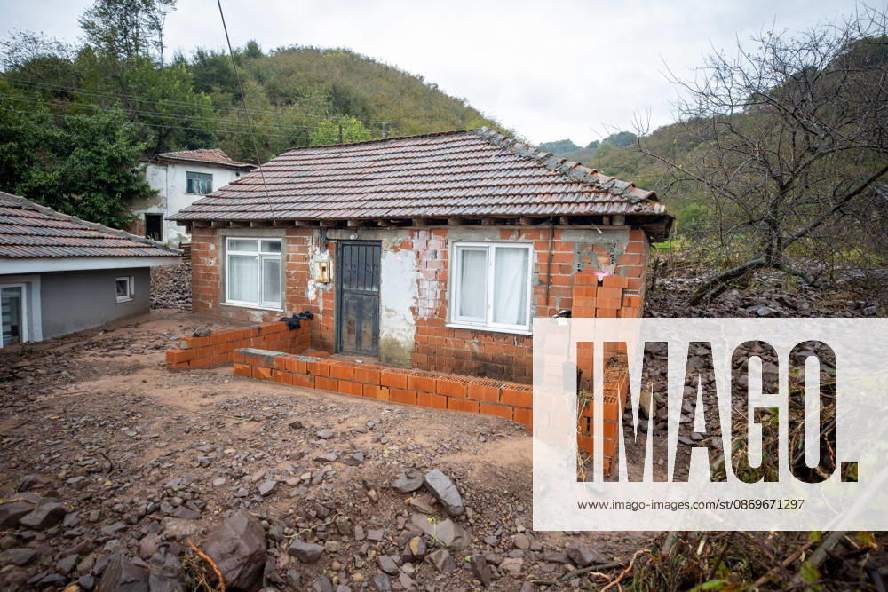 Landslide damages homes in Turkiye s Sakarya SAKARYA, TURKIYE - OCTOBER 16: Homes are damaged by a landslide and mud and rock debris carried by floodwaters following heavy rainfall in Karasu district of Sakarya, Turkiye, on October 16, 2026. Ibrahim Yozoglu Anadolu Sakarya Turkey. Editorial use only. Please get in touch for any other usage.