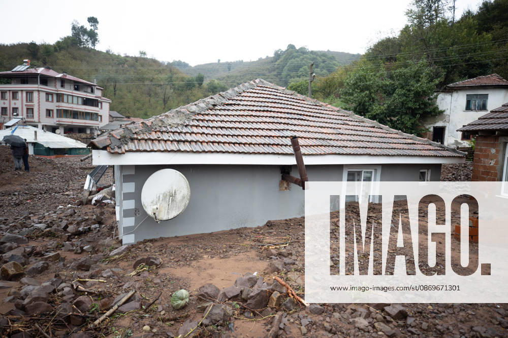 Landslide damages homes in Turkiye s Sakarya SAKARYA, TURKIYE - OCTOBER 16: Homes are damaged by a landslide and mud and rock debris carried by floodwaters following heavy rainfall in Karasu district of Sakarya, Turkiye, on October 16, 2026. Ibrahim Yozoglu Anadolu Sakarya Turkey. Editorial use only. Please get in touch for any other usage.