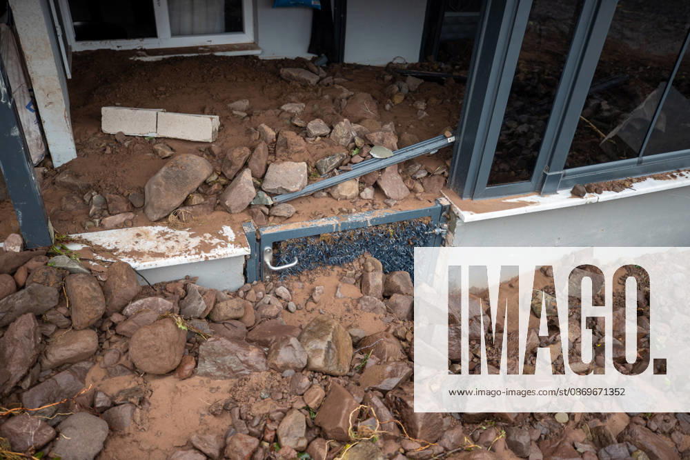 Landslide damages homes in Turkiye s Sakarya SAKARYA, TURKIYE - OCTOBER 16: Homes are damaged by a landslide and mud and rock debris carried by floodwaters following heavy rainfall in Karasu district of Sakarya, Turkiye, on October 16, 2026. Ibrahim Yozoglu Anadolu Sakarya Turkey. Editorial use only. Please get in touch for any other usage.