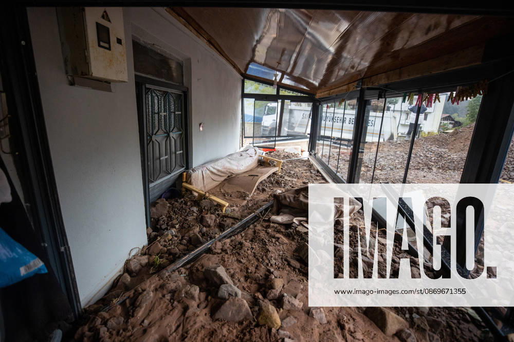 Landslide damages homes in Turkiye s Sakarya SAKARYA, TURKIYE - OCTOBER 16: Homes are damaged by a landslide and mud and rock debris carried by floodwaters following heavy rainfall in Karasu district of Sakarya, Turkiye, on October 16, 2026. Ibrahim Yozoglu Anadolu Sakarya Turkey. Editorial use only. Please get in touch for any other usage.