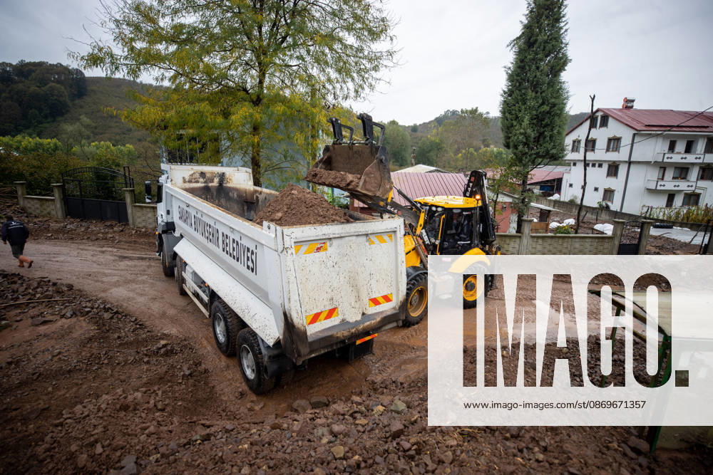 Landslide damages homes in Turkiye s Sakarya SAKARYA, TURKIYE - OCTOBER 16: Homes are damaged by a landslide and mud and rock debris carried by floodwaters following heavy rainfall in Karasu district of Sakarya, Turkiye, on October 16, 2026. Ibrahim Yozoglu Anadolu Sakarya Turkey. Editorial use only. Please get in touch for any other usage.