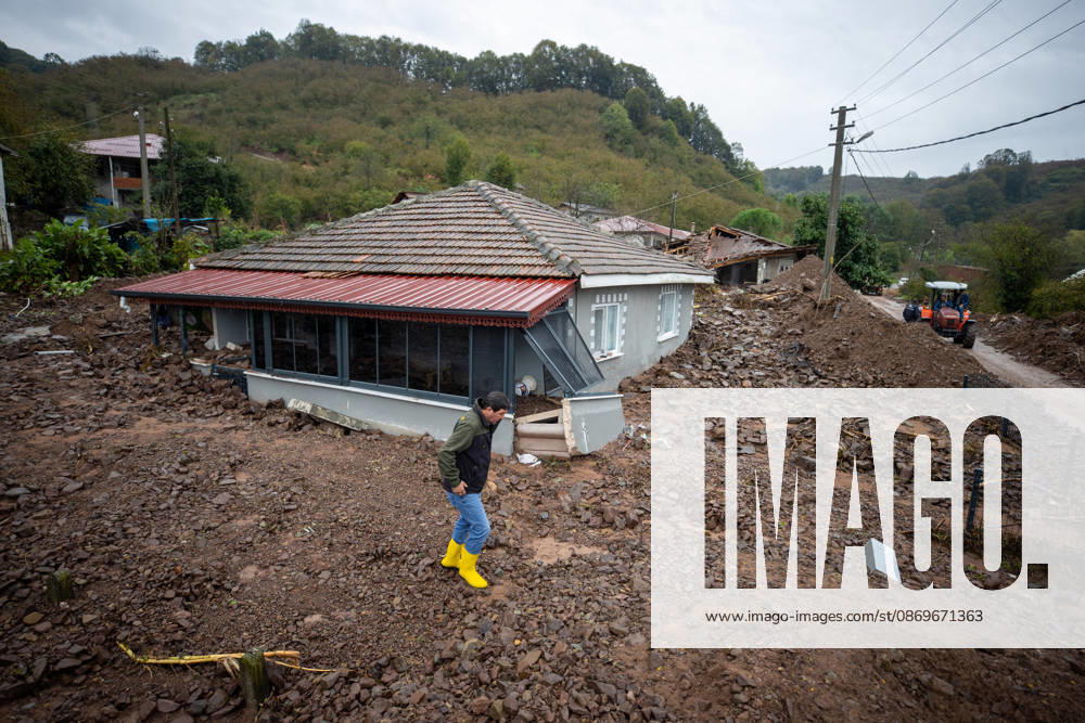 Landslide damages homes in Turkiye s Sakarya SAKARYA, TURKIYE - OCTOBER 16: Homes are damaged by a landslide and mud and rock debris carried by floodwaters following heavy rainfall in Karasu district of Sakarya, Turkiye, on October 16, 2026. Ibrahim Yozoglu Anadolu Sakarya Turkey. Editorial use only. Please get in touch for any other usage.