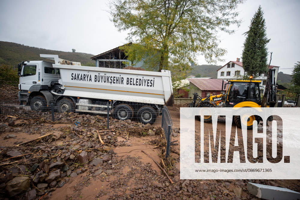 Landslide damages homes in Turkiye s Sakarya SAKARYA, TURKIYE - OCTOBER 16: Homes are damaged by a landslide and mud and rock debris carried by floodwaters following heavy rainfall in Karasu district of Sakarya, Turkiye, on October 16, 2026. Ibrahim Yozoglu Anadolu Sakarya Turkey. Editorial use only. Please get in touch for any other usage.