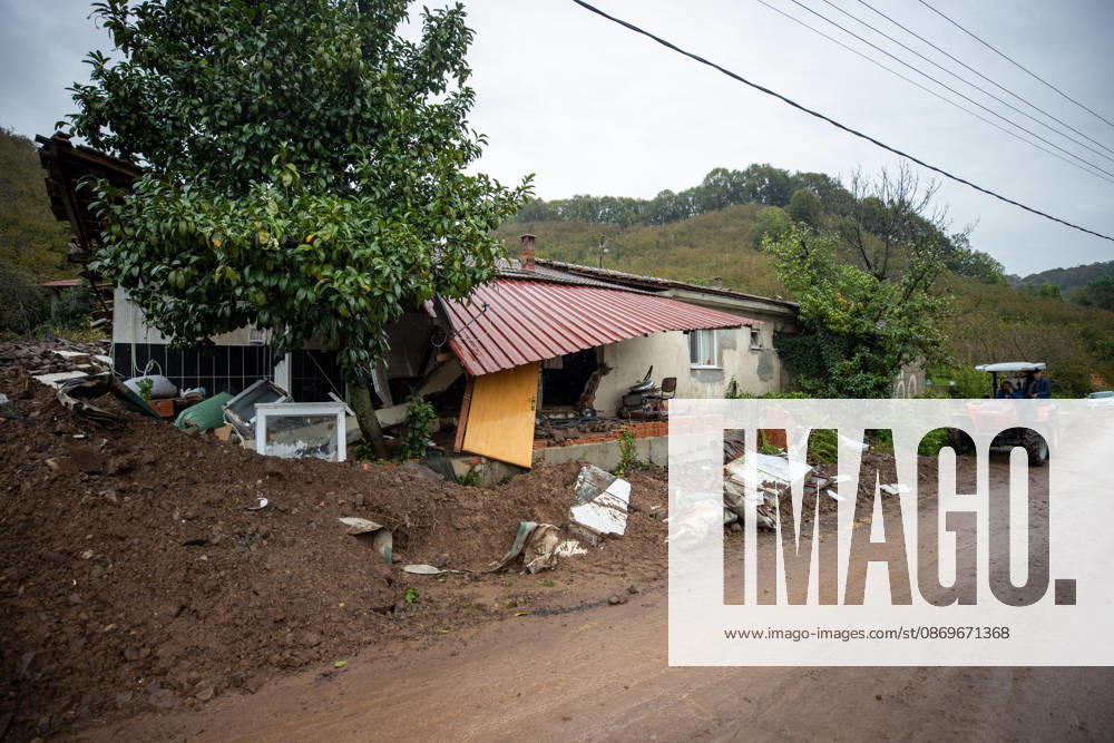 Landslide damages homes in Turkiye s Sakarya SAKARYA, TURKIYE - OCTOBER 16: Homes are damaged by a landslide and mud and rock debris carried by floodwaters following heavy rainfall in Karasu district of Sakarya, Turkiye, on October 16, 2026. Ibrahim Yozoglu Anadolu Sakarya Turkey. Editorial use only. Please get in touch for any other usage.