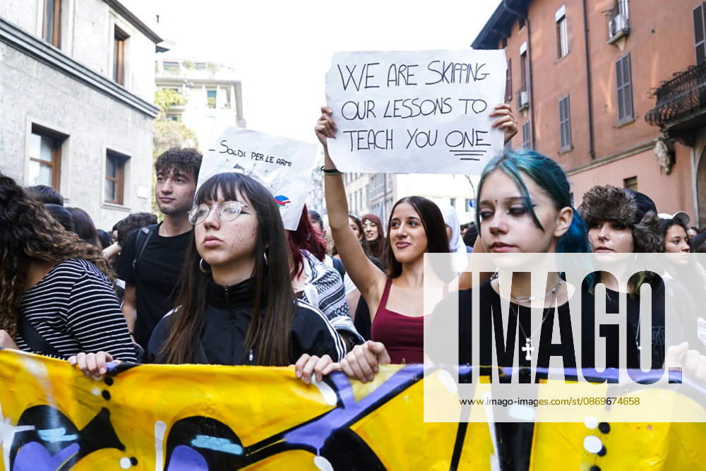 IPA89756943 - Milan, October 16, 2026: student march; Thousands of students demonstrate in support of education and against the cap on foreign students: