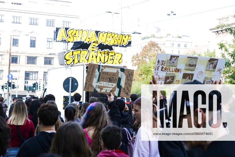 IPA89756949 - Milan, October 16, 2026: student march; Thousands of students demonstrate in support of education and against the cap on foreign students: