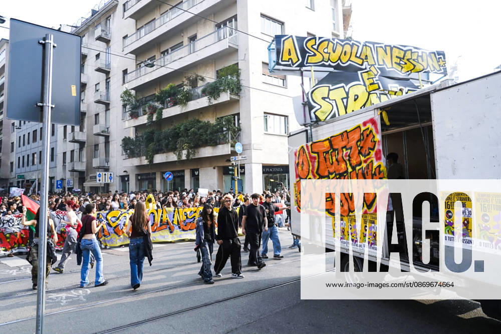 IPA89756954 - Milan, October 16, 2026: student march; Thousands of students demonstrate in support of education and against the cap on foreign students: