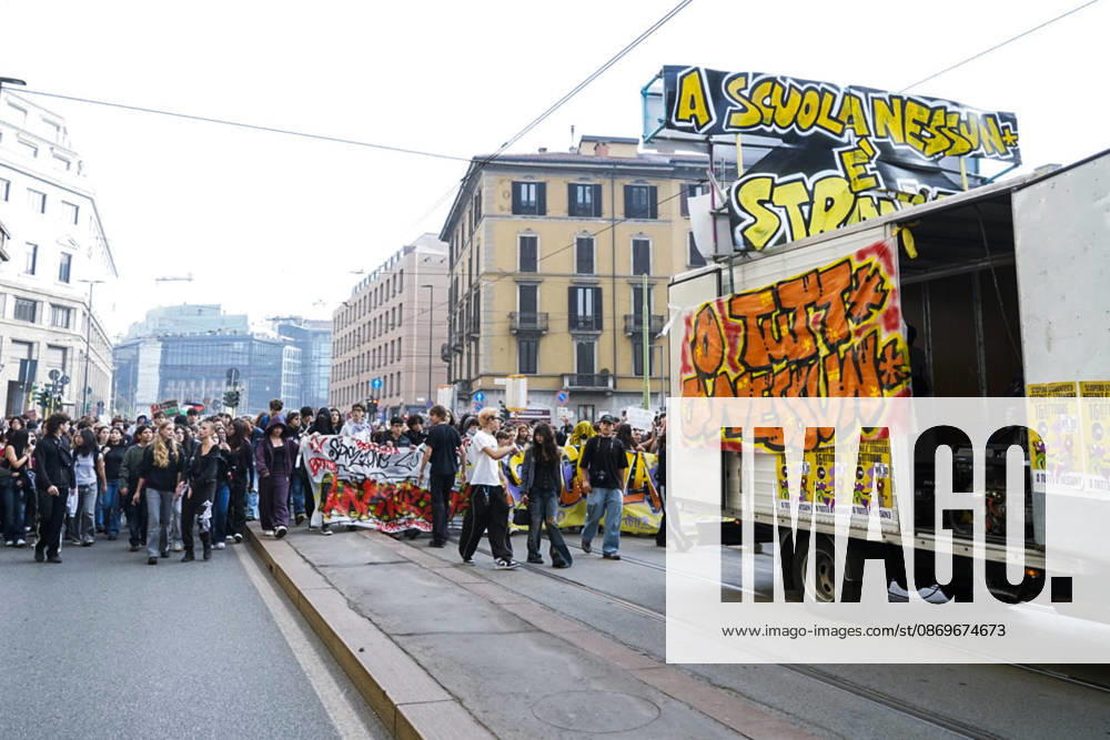 IPA89756965 - Milan, October 16, 2026: student march; Thousands of students demonstrate in support of education and against the cap on foreign students: