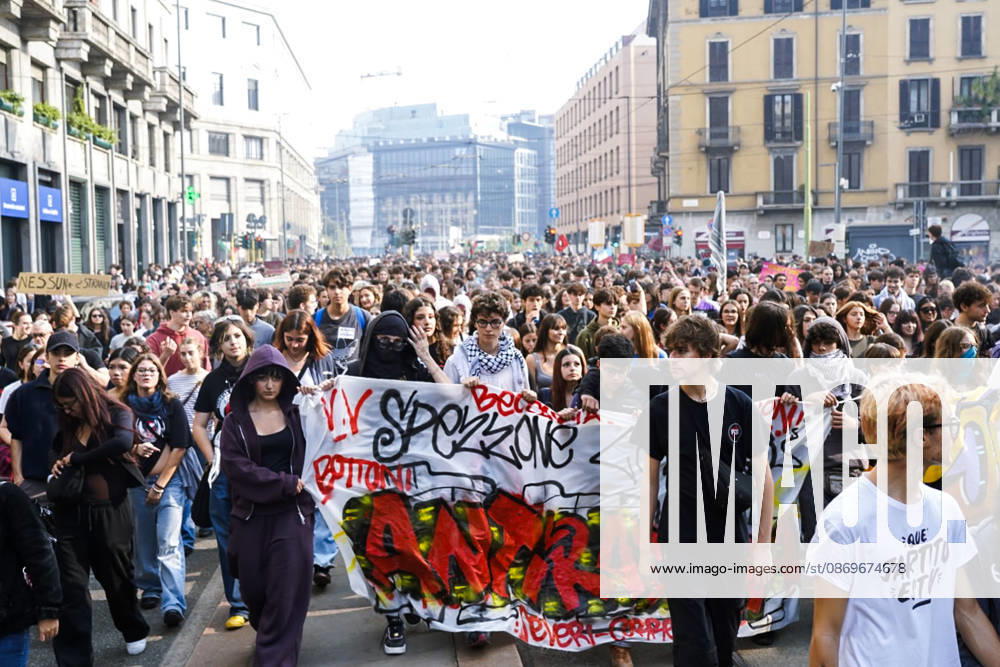 IPA89756974 - Milan, October 16, 2026: student march; Thousands of students demonstrate in support of education and against the cap on foreign students: