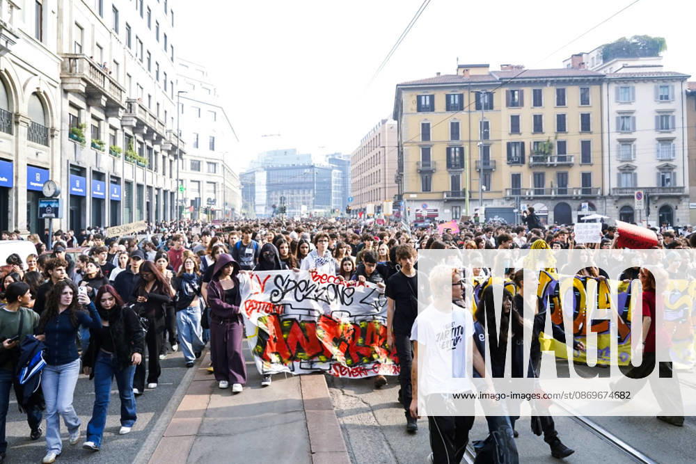 IPA89756980 - Milan, October 16, 2026: student march; Thousands of students demonstrate in support of education and against the cap on foreign students: