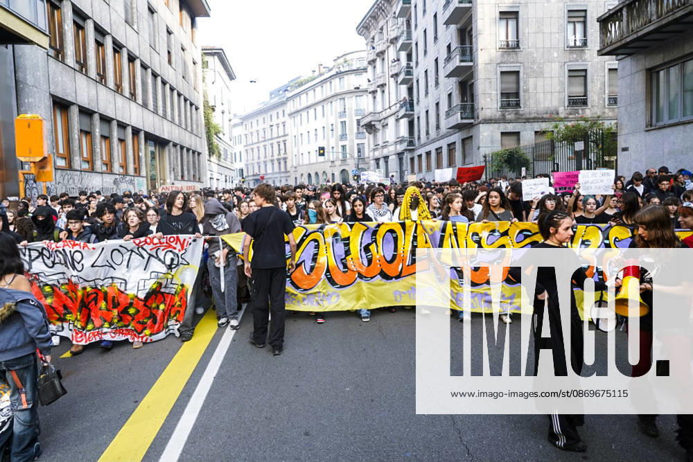 IPA89756933 - Milan, October 16, 2026: student march; Thousands of students demonstrate in support of education and against the cap on foreign students: