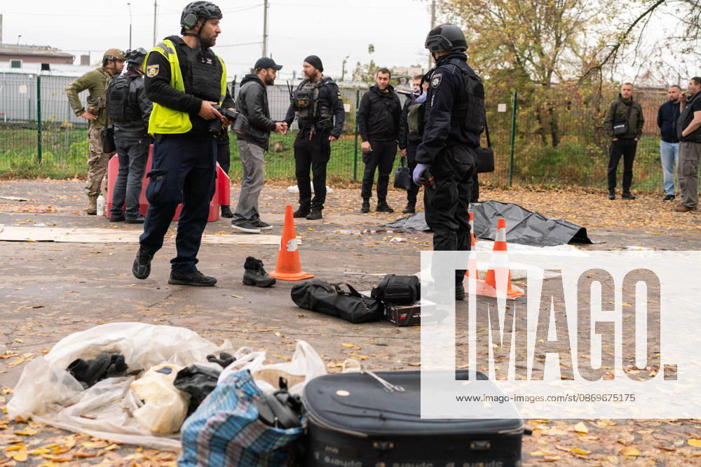 Drone attack on street market in Kharkiv kills 2, injures 13 KHARKIV, UKRAINE - OCTOBER 16: Police officers, Red Cross medics and military explosives specialists respond to the scene of a drone attack on a street market in Kharkiv, Ukraine, on October 16, 2026. The attack killed two people and injured 13 others. Carlo Bravo Anadolu Kharkiv Ukraine. Editorial use only. Please get in touch for any other usage.