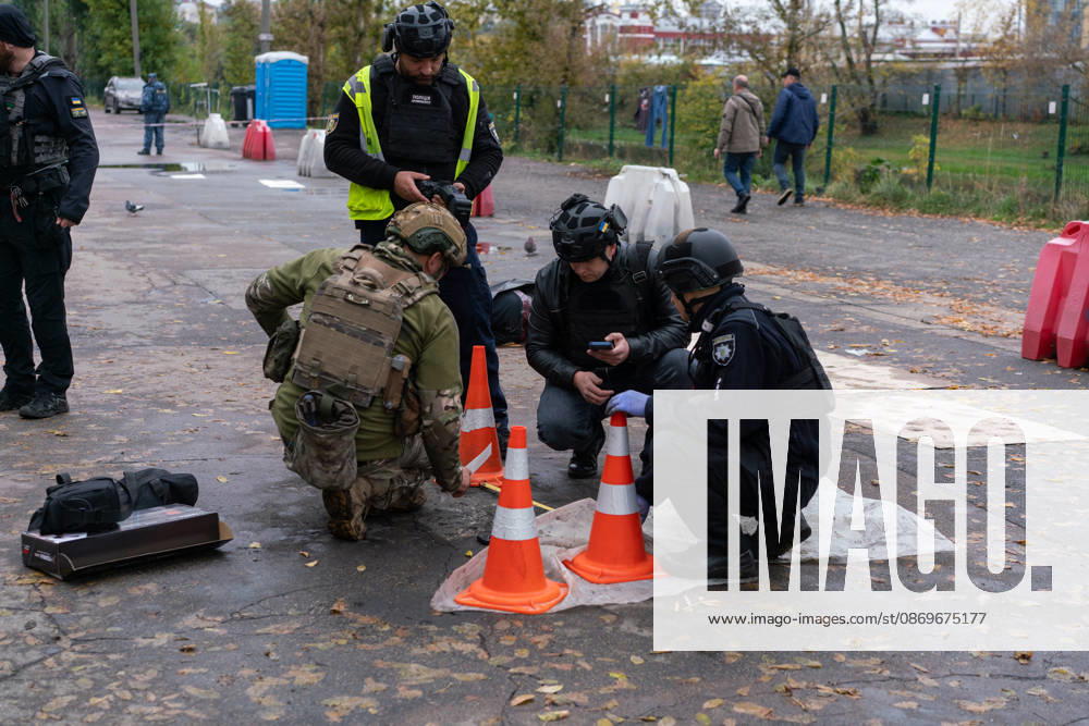 Drone attack on street market in Kharkiv kills 2, injures 13 KHARKIV, UKRAINE - OCTOBER 16: Police officers, Red Cross medics and military explosives specialists respond to the scene of a drone attack on a street market in Kharkiv, Ukraine, on October 16, 2026. The attack killed two people and injured 13 others. Carlo Bravo Anadolu Kharkiv Ukraine. Editorial use only. Please get in touch for any other usage.