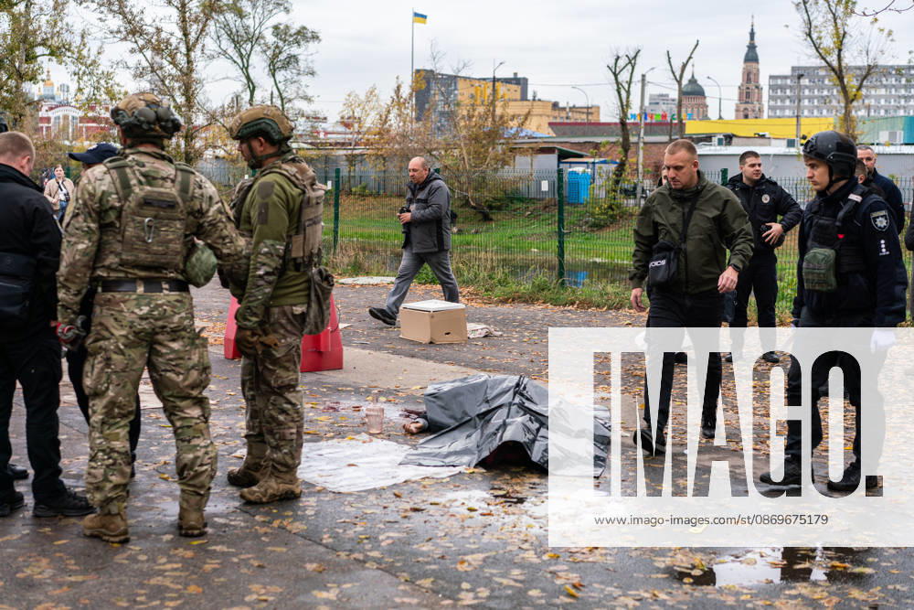 Drone attack on street market in Kharkiv kills 2, injures 13 KHARKIV, UKRAINE - OCTOBER 16: (EDITORS NOTE: Image depicts death) Police officers and military explosives specialists examine the scene near the covered body of a victim following a drone attack on a street market in Kharkiv, Ukraine, on October 16, 2026. The attack killed two people and injured 13 others. Carlo Bravo Anadolu Kharkiv Ukraine. Editorial use only. Please get in touch for any other usage.