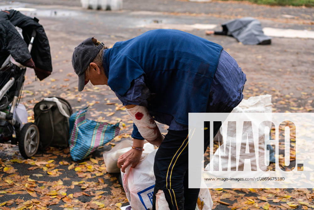 Drone attack on street market in Kharkiv kills 2, injures 13 KHARKIV, UKRAINE - OCTOBER 16: (EDITOR S NOTE: Image depicts graphic content) An injured man with a bloodstained bandage on his arm gathers belongings following a drone attack on a street market in Kharkiv, Ukraine, on October 16, 2026. The attack killed two people and injured 13 others. Carlo Bravo Anadolu Kharkiv Ukraine. Editorial use only. Please get in touch for any other usage.