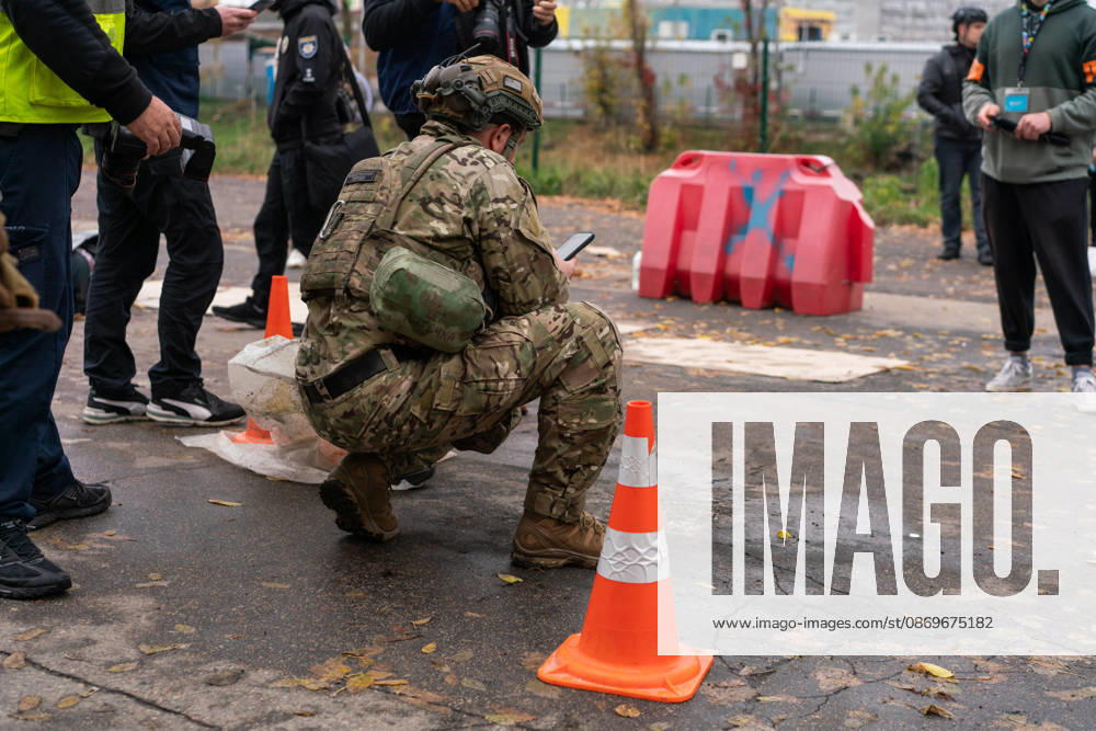 Drone attack on street market in Kharkiv kills 2, injures 13 KHARKIV, UKRAINE - OCTOBER 16: Police officers, Red Cross medics and military explosives specialists respond to the scene of a drone attack on a street market in Kharkiv, Ukraine, on October 16, 2026. The attack killed two people and injured 13 others. Carlo Bravo Anadolu Kharkiv Ukraine. Editorial use only. Please get in touch for any other usage.