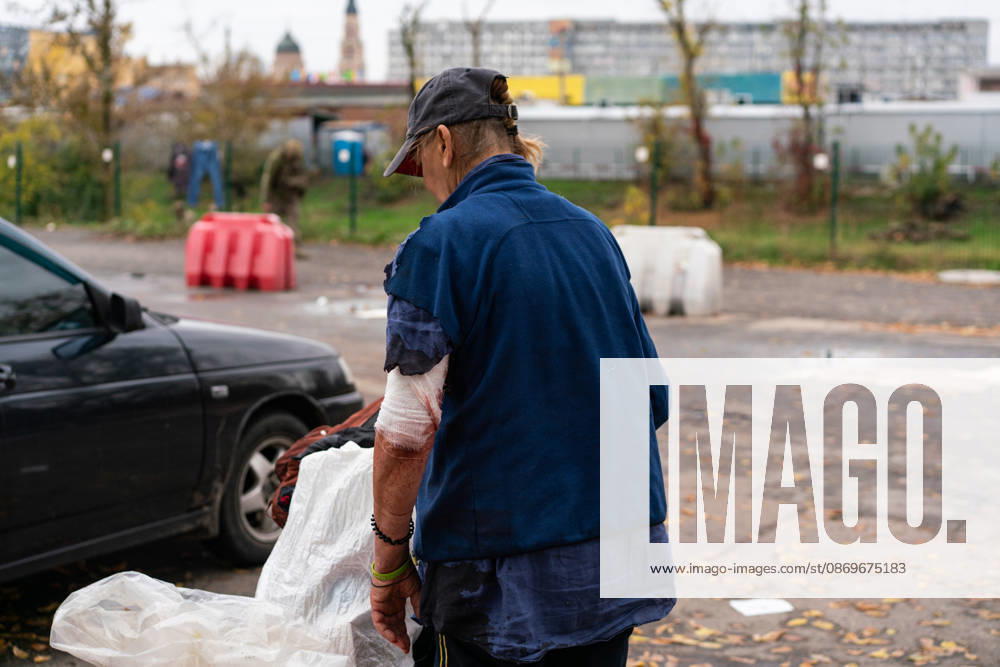 Drone attack on street market in Kharkiv kills 2, injures 13 KHARKIV, UKRAINE - OCTOBER 16: (EDITOR S NOTE: Image depicts graphic content) An injured man with a bloodstained bandage on his arm gathers belongings following a drone attack on a street market in Kharkiv, Ukraine, on October 16, 2026. The attack killed two people and injured 13 others. Carlo Bravo Anadolu Kharkiv Ukraine. Editorial use only. Please get in touch for any other usage.