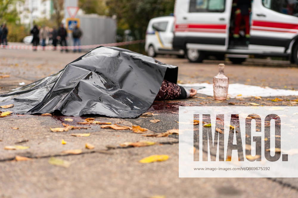 Drone attack on street market in Kharkiv kills 2, injures 13 KHARKIV, UKRAINE - OCTOBER 16: (EDITORS NOTE: Image depicts death) The body of a victim lies partially covered at the scene of a drone attack on a street market in Kharkiv, Ukraine, on October 16, 2026. The attack killed two people and injured 13 others. Carlo Bravo Anadolu Kharkiv Ukraine. Editorial use only. Please get in touch for any other usage.
