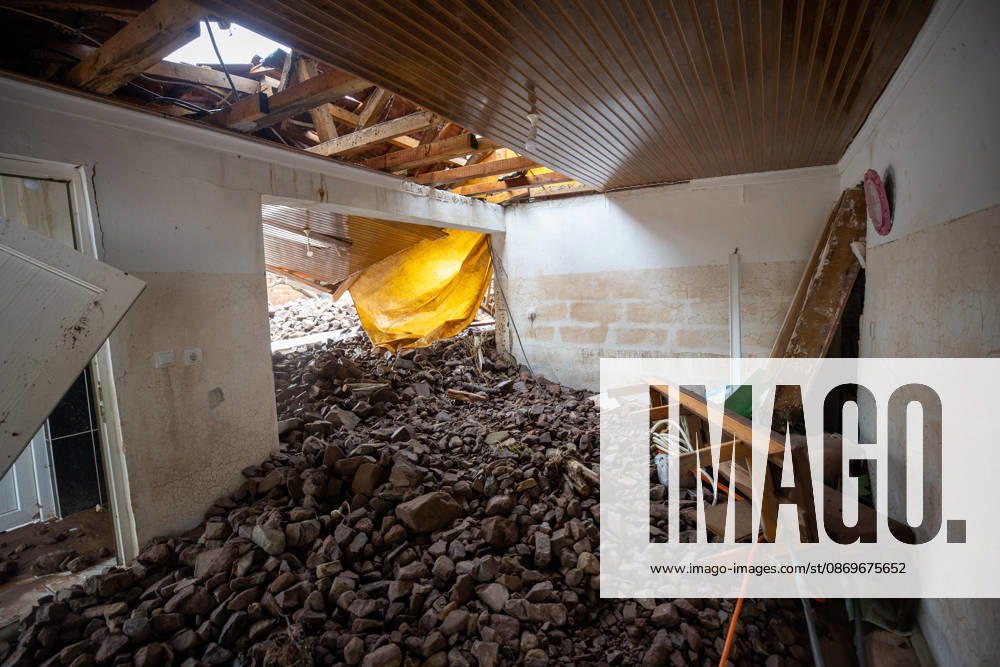 Landslide damages homes in Turkiye s Sakarya SAKARYA, TURKIYE - OCTOBER 16: Homes are damaged by a landslide and mud and rock debris carried by floodwaters following heavy rainfall in Karasu district of Sakarya, Turkiye, on October 16, 2026. Ibrahim Yozoglu Anadolu Sakarya Turkey. Editorial use only. Please get in touch for any other usage.