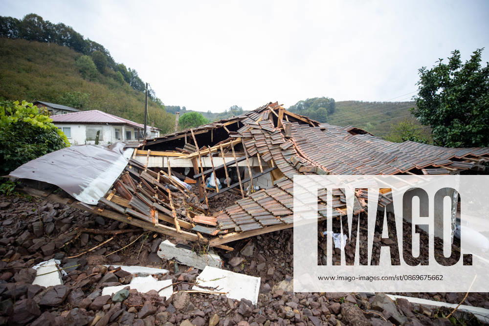 Landslide damages homes in Turkiye s Sakarya SAKARYA, TURKIYE - OCTOBER 16: Homes are damaged by a landslide and mud and rock debris carried by floodwaters following heavy rainfall in Karasu district of Sakarya, Turkiye, on October 16, 2026. Ibrahim Yozoglu Anadolu Sakarya Turkey. Editorial use only. Please get in touch for any other usage.