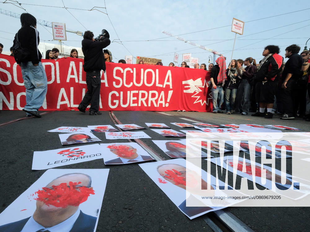 IPA89758444 - Turin, October 16, 2026: Student protests calling for funding for schools, not for war