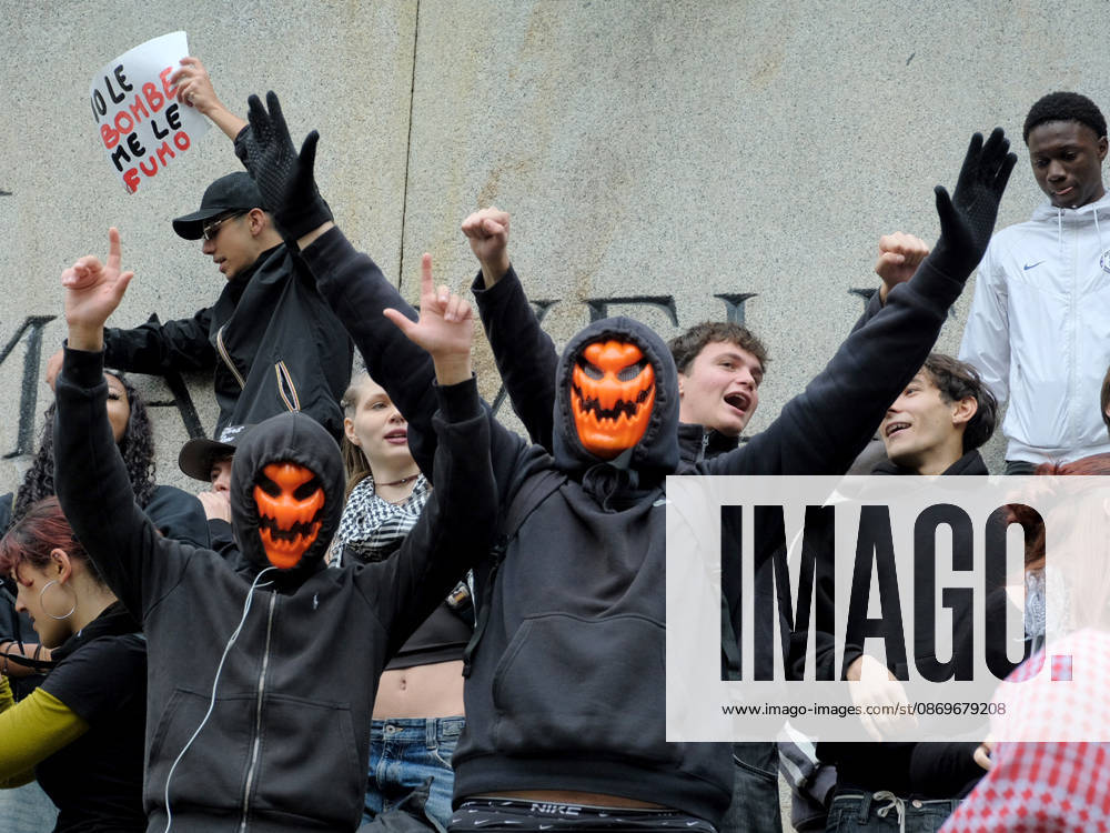 IPA89758490 - Turin, October 16, 2026: Student protests calling for funding for schools, not for war