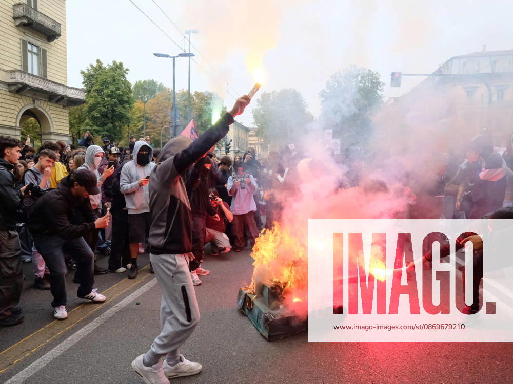 IPA89758532 - Turin, October 16, 2026: Student protests calling for funding for schools, not for war