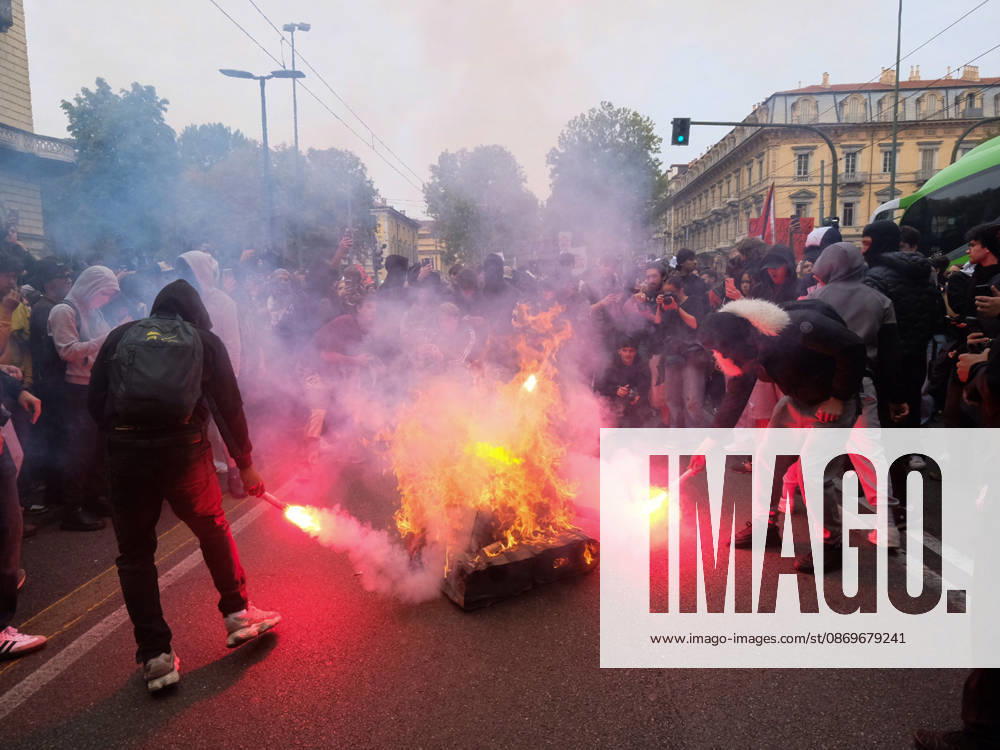 IPA89758534 - Turin, October 16, 2026: Student protests calling for funding for schools, not for war