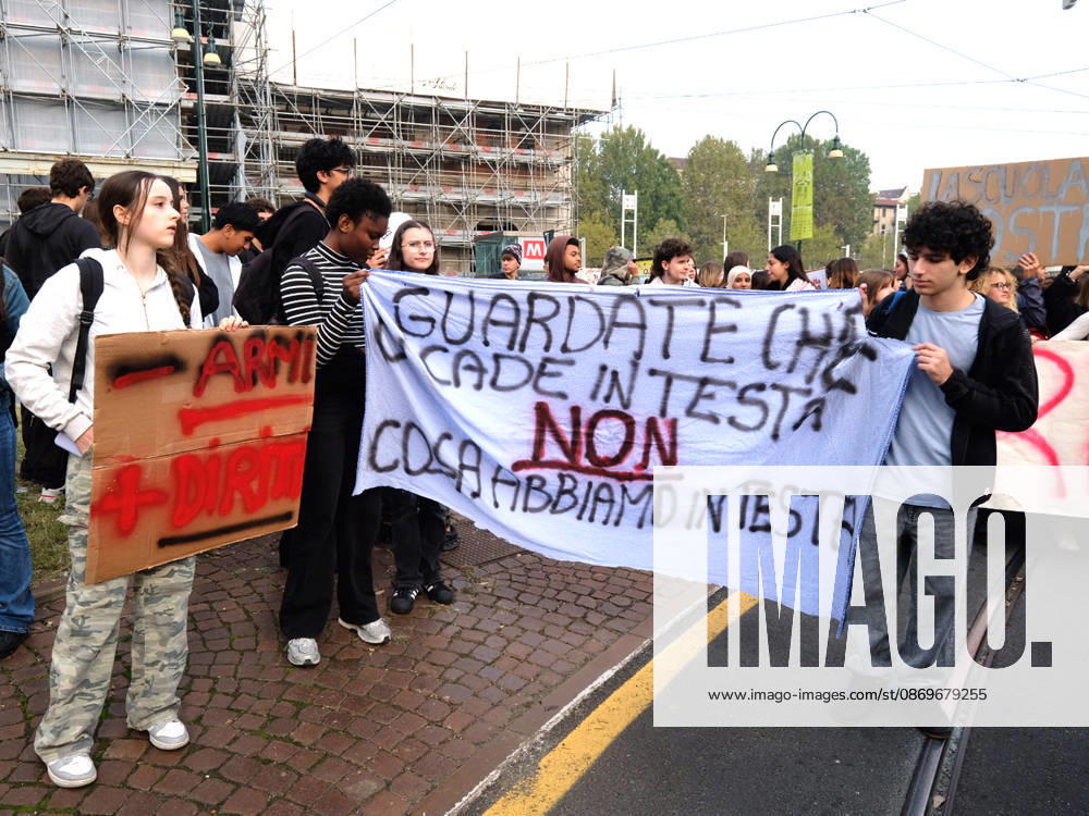 IPA89758454 - Turin, October 16, 2026: Student protests calling for funding for schools, not for war