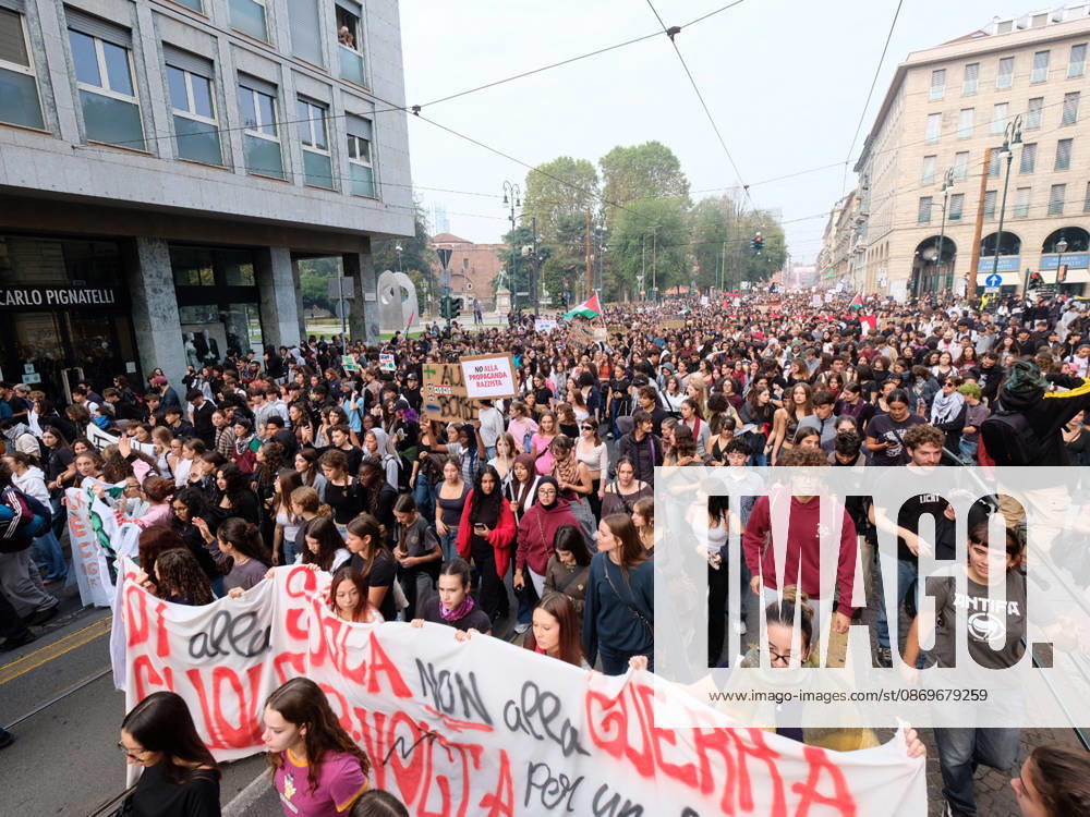 IPA89758468 - Turin, October 16, 2026: Student protests calling for funding for schools, not for war