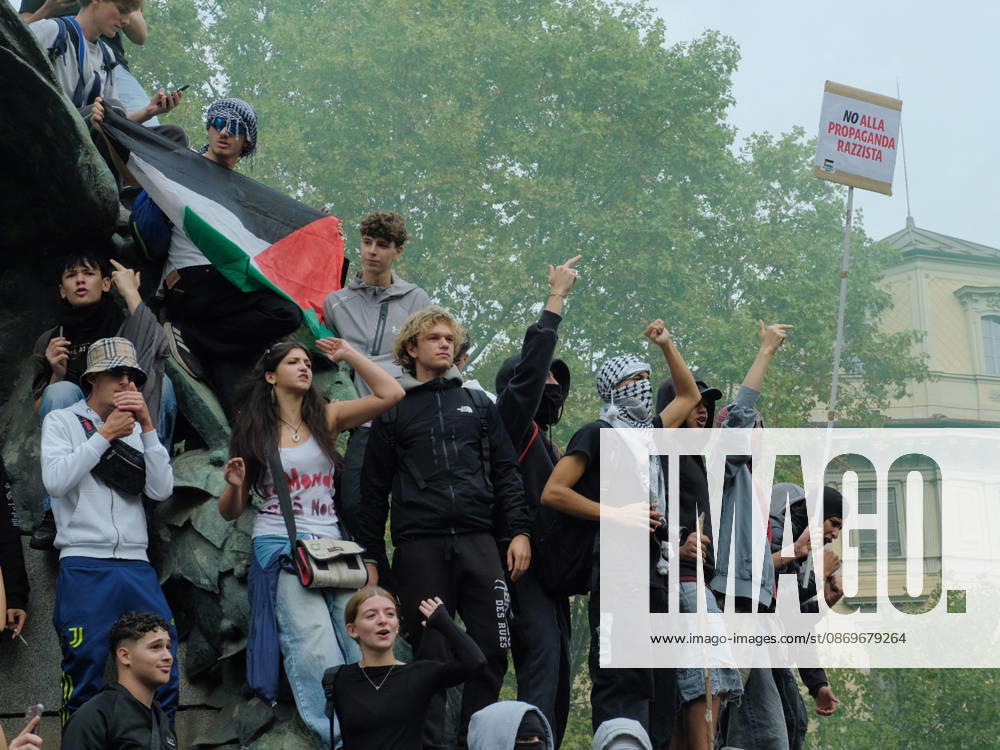 IPA89758499 - Turin, October 16, 2026: Student protests calling for funding for schools, not for war