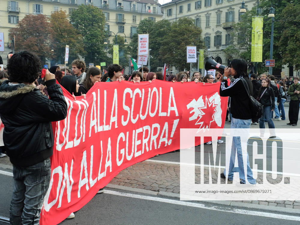 IPA89758428 - Turin, October 16, 2026: Student protests calling for funding for schools, not for war