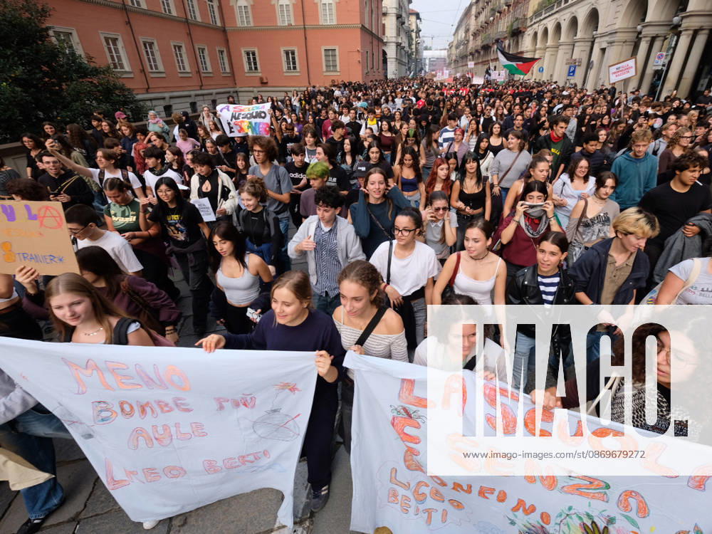 IPA89758461 - Turin, October 16, 2026: Student protests calling for funding for schools, not for war