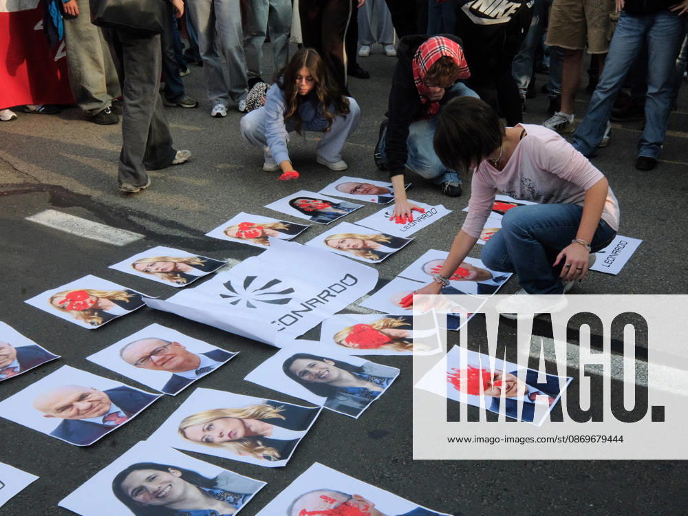 IPA89758432 - Turin, October 16, 2026: Student protests calling for funding for schools, not for war