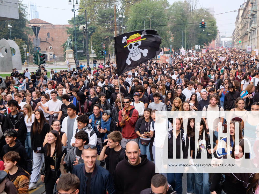 IPA89758478 - Turin, October 16, 2026: Student protests calling for funding for schools, not for war