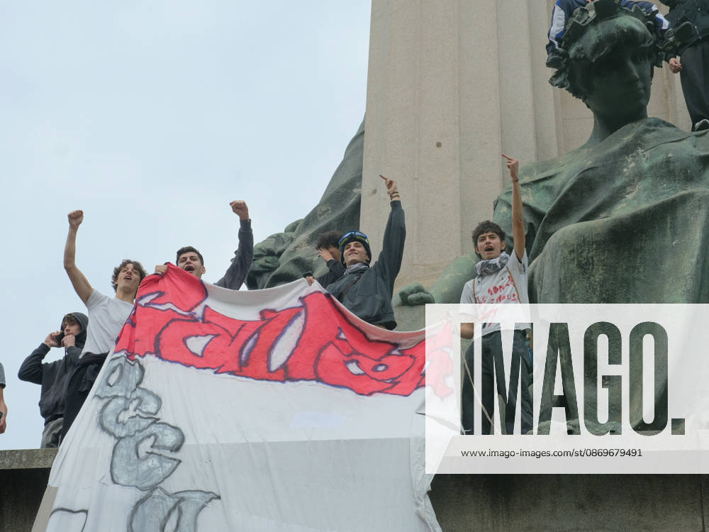 IPA89758502 - Turin, October 16, 2026: Student protests calling for funding for schools, not for war