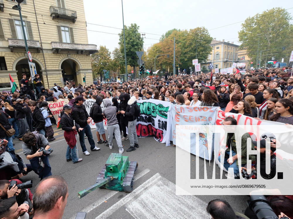 IPA89758505 - Turin, October 16, 2026: Student protests calling for funding for schools, not for war