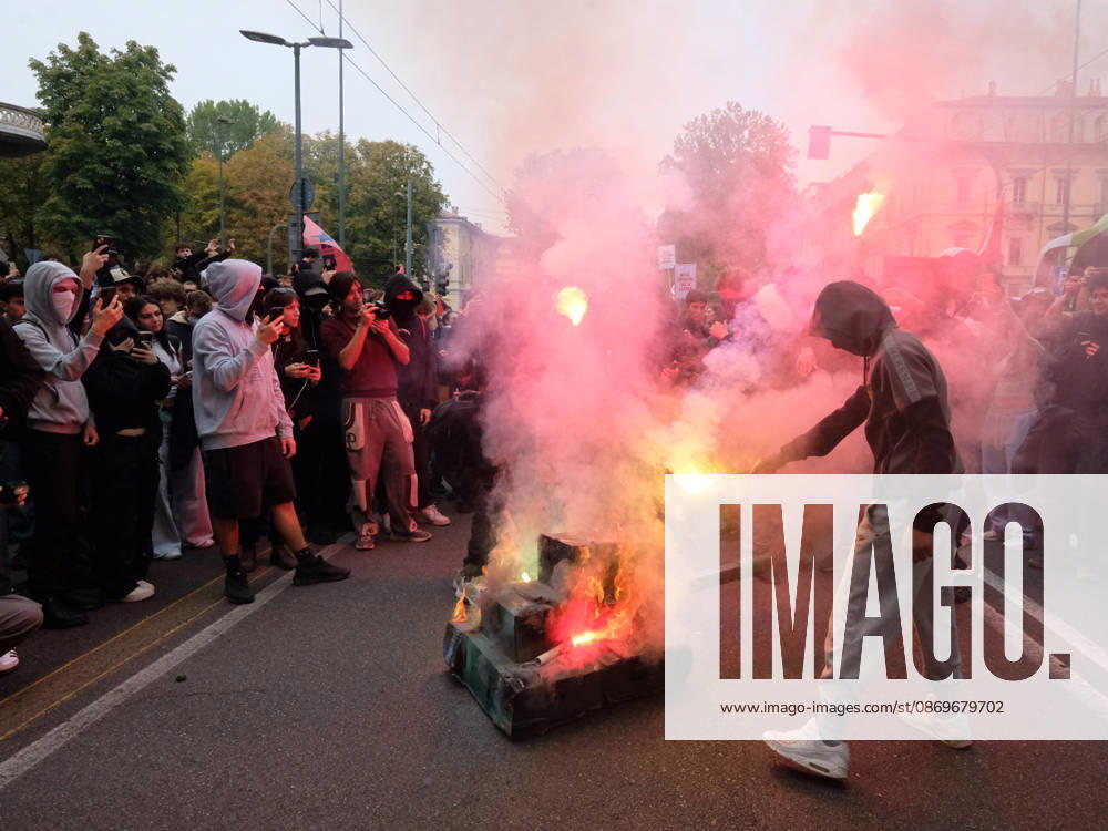 IPA89758529 - Turin, October 16, 2026: Student protests calling for funding for schools, not for war