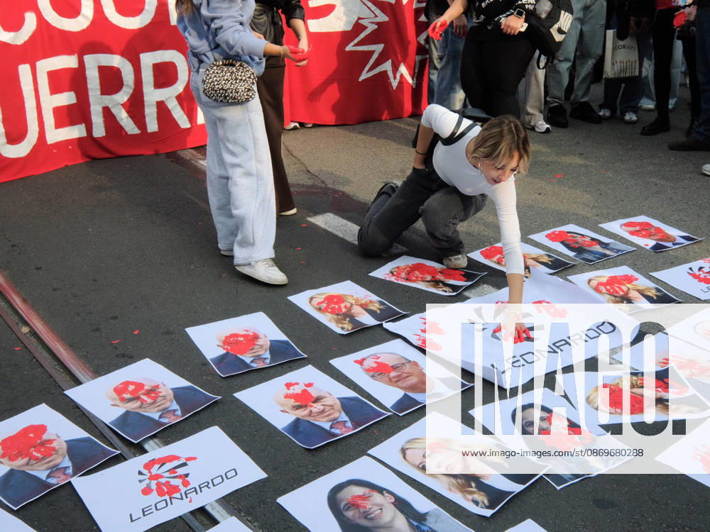 IPA89758438 - Turin, October 16, 2026: Student protests calling for funding for schools, not for war