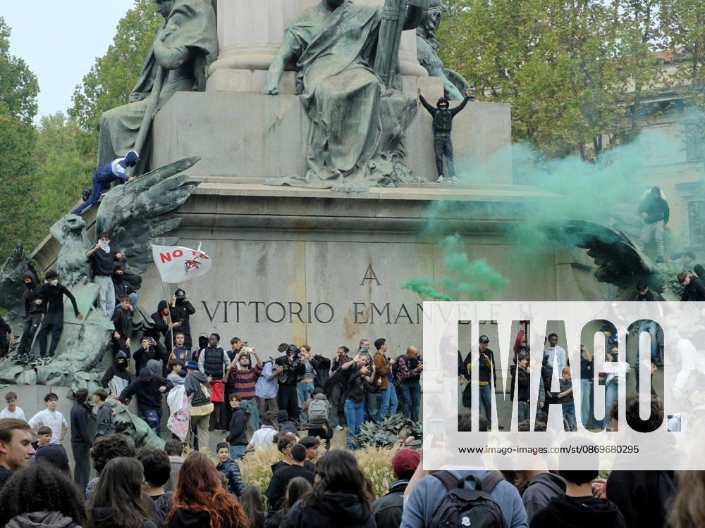 IPA89758485 - Turin, October 16, 2026: Student protests calling for funding for schools, not for war