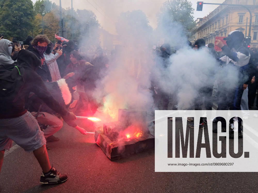 IPA89758521 - Turin, October 16, 2026: Student protests calling for funding for schools, not for war