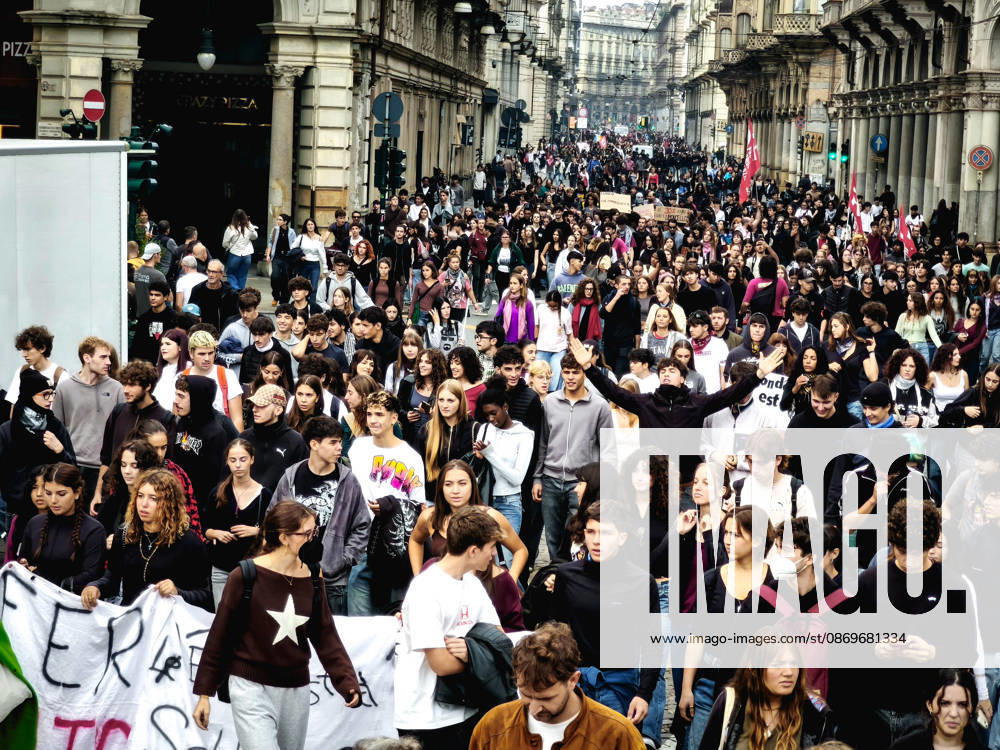 Il corteo contro il cambiamento climatico dei ragazzi di Friday for Future e gli studenti contro il degrado della scuola in corteo per il centro di Torino, 16 ottobre 2026 ANSA TINO ROMANO +++ATTENZIONE: NELLA FOTO Pa949795ee13539fa3269b8d2d9d79c04EBBERO ESSERE RITRATTI DEI MINORENNI. L ANSA METTE A DISPOSIZIONE DEI PROPRI ABBONATI QUESTA IMMAGINE, LASCIANDO LORO LA DECISIONE SULL OPPORTUNITA DI PUBBLICARLA+++A march against climate change by the Fridays for Future group, alongside students protesting the deterioration of their schools, moves through the center of Turin, October 16, 2026. ANSA TINO ROMANO Torino - ZUMAa110 20261016_zaf_a110_028