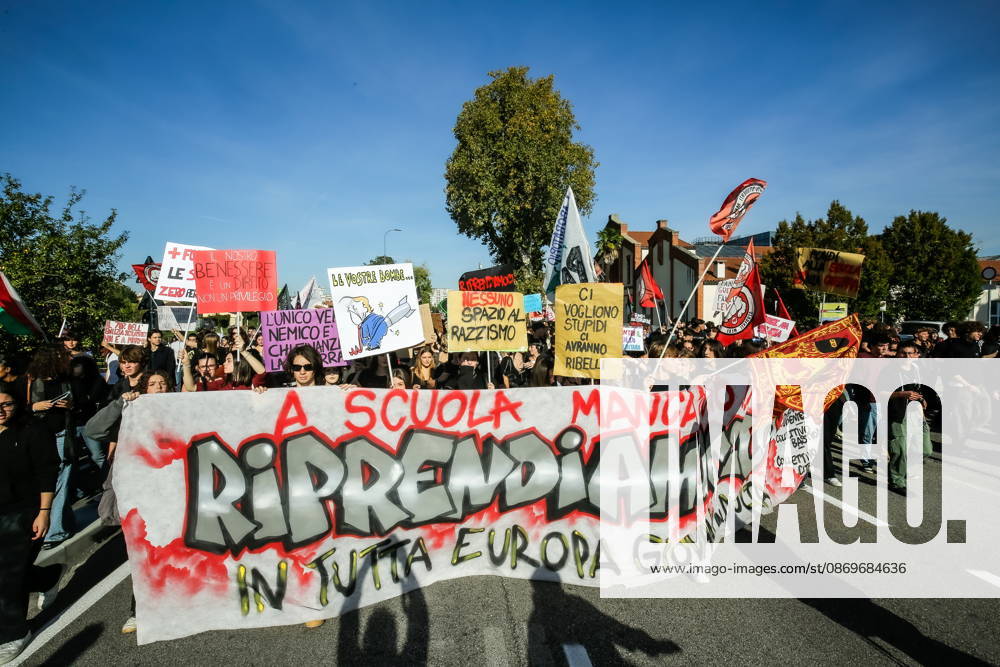 High school students are participating in the march organized by the Coordination of High School Students to denounce the lack of resources in public schools, staff insecurity, the cost of books and transportation, and the critical issues facing the school system. The demonstration is part of the national student mobilization. Mestre, October 16, 2026 Master Italy - ZUMAa289 20261016_zia_a289_016