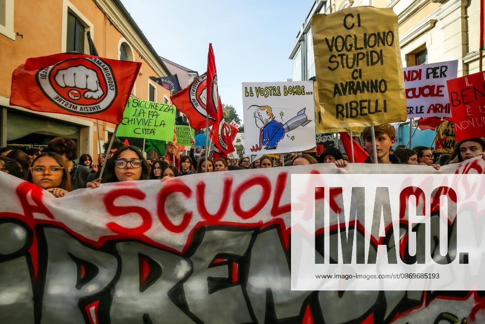High school students are participating in the march organized by the Coordination of High School Students to denounce the lack of resources in public schools, staff insecurity, the cost of books and transportation, and the critical issues facing the school system. The demonstration is part of the national student mobilization. Mestre, October 16, 2026 Master Italy - ZUMAa289 20261016_zia_a289_035