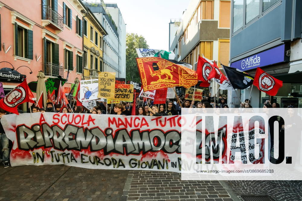 High school students are participating in the march organized by the Coordination of High School Students to denounce the lack of resources in public schools, staff insecurity, the cost of books and transportation, and the critical issues facing the school system. The demonstration is part of the national student mobilization. Mestre, October 16, 2026 Master Italy - ZUMAa289 20261016_zia_a289_041