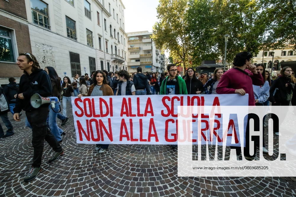 High school students are participating in the march organized by the Coordination of High School Students to denounce the lack of resources in public schools, staff insecurity, the cost of books and transportation, and the critical issues facing the school system. The demonstration is part of the national student mobilization. Mestre, October 16, 2026 Master Italy - ZUMAa289 20261016_zia_a289_043