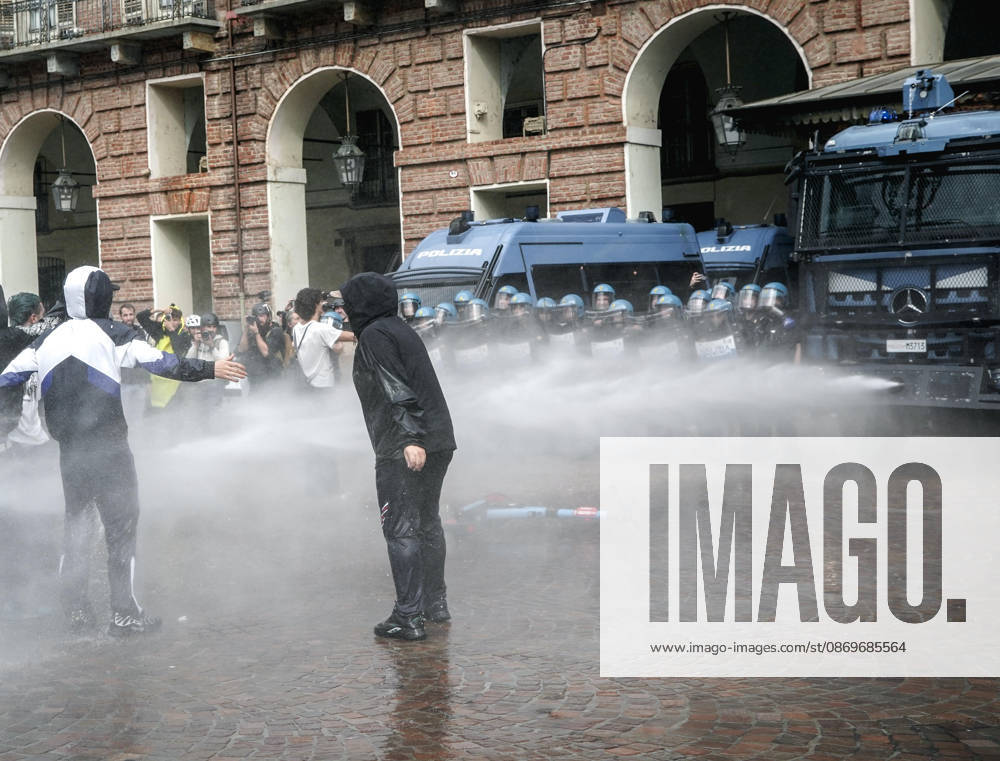 Il corteo degli studenti a Torino e arrivato in piazza Castello, dove alcune centinaia di manifestanti si sono staccati dal resto dei ragazzi, si sono coperti il volto e hanno lanciato sassi e torce di segnalazione verso le forze dell ordine, 16 ottobre 2026. Le forze dell ordine stanno rispondendo mettendo in azione gli idranti e con alcuni lacrimogeni. ANSA ++ATTENZIONE: NELLA FOTO P0c0b10d6c8c01b22b4b1209f850c0f9dEBBERO ESSERE RITRATTI DEI MINORENNI. L ANSA METTE A DISPOSIZIONE DEI PROPRI ABBONATI QUESTA IMMAGINE, LASCIANDO LORO LA DECISIONE SULL OPPORTUNITA DI PUBBLICARLA+++The student march in Turin reached Piazza Castello, where several hundred protesters broke away from the main group, covered - ZUMAa110 20261016_zaf_a110_029