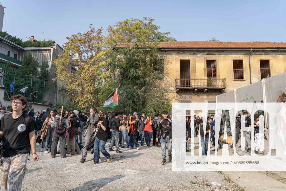 IPA89759953 - Milan, October 16, 26, Largo Cairoli, No One Is a Stranger Student Strike The march ends with the occupation of the building next to the Festa del Perdono State University campus in Sforza